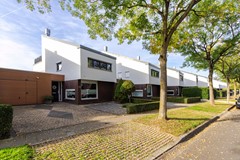 Te koop: Ruime geschakelde woning uit 1998 ligt op een fijne locatie in het geliefde Amby. 