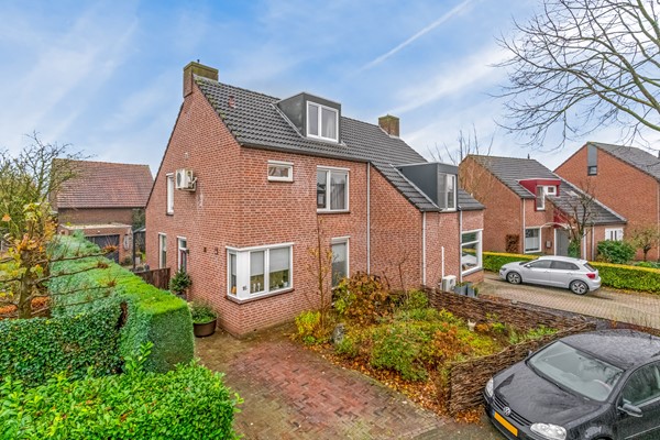 Verkocht: OP GELIEFDE EN GROENE LOCATIE GELEGEN ROYALE TWEE-ONDER-EEN KAPWONING MET OPRIT, TUIN, OVERDEKT TERRAS EN GARAGE. ENERGIELABEL B!