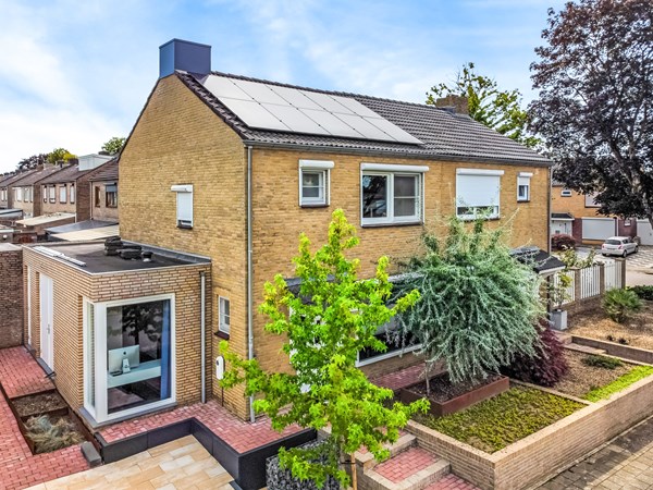 Verkocht: INSTAPKLARE TWEE-ONDER-EEN KAPWONING OP GELIEFDE LOCATIE MET OMSLOTEN EN ZONNIGE TUIN MET OVERKAPPING.