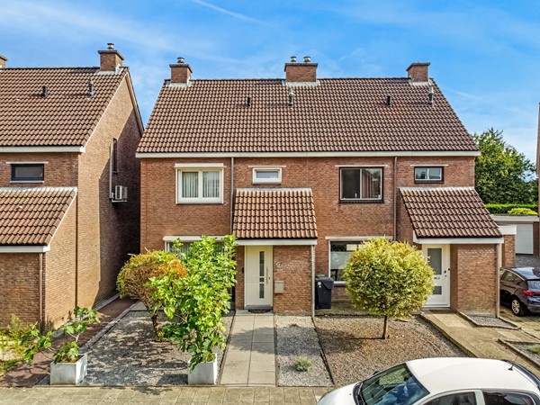 Verkocht onder voorbehoud: HALF VRIJSTAANDE, RUIME WONING OP EEN GELIEFDE LOCATIE MET VRIJ UITZICHT AAN DE ACHTERZIJDE.