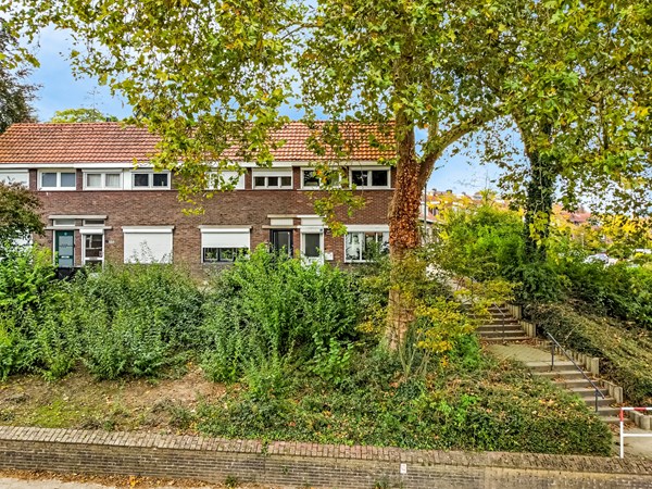 Verkocht onder voorbehoud: OP LEUKE LOCATIE SFEERVOLLE HOEKWONING OP HOEKPERCEEL MET VEEL GROEN RONDOM.