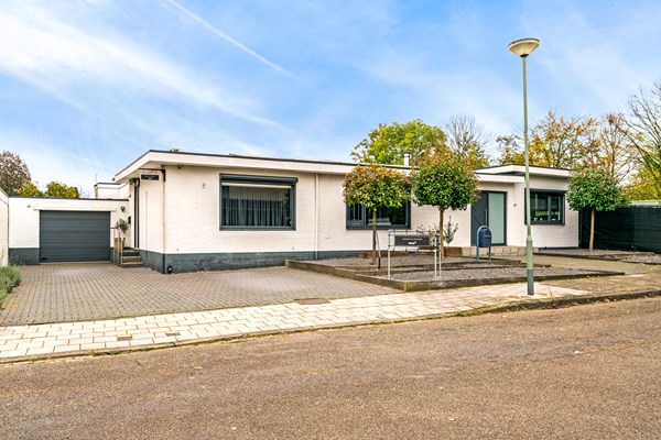 Te koop: ROYALE, VRIJSTAANDE BUNGALOW OP GELIEFDE LOCATIE IN STEIN MET TUIN, GARAGE EN MOGELIJKHEID WERKEN AAN HUIS.