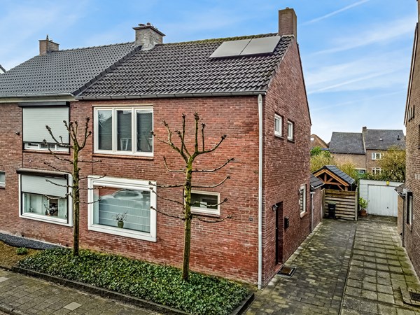 Te koop: OP GELIEFDE LOCATIE SFEERVOLLE TWEE-ONDER-KAPWONING MET MOOIE TUIN, HOUTEN OVERKAPPING EN BERGING.