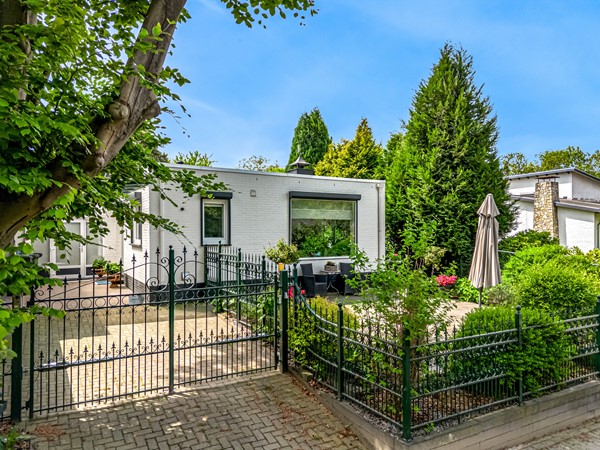 Te koop: MODERNE BUNGALOW MET GLAZEN SERRE, TUIN EN OPRIT, INSTAPKLAAR MET 1 SLAAPKAMER EN GROTE BERGING/KLEEDRUIMTE (voormalige garage).