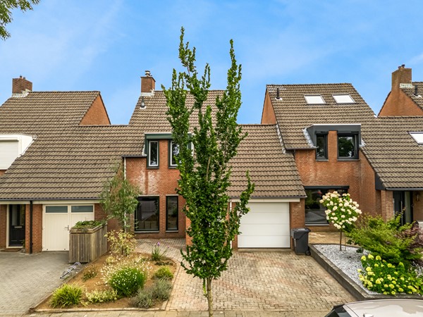 Onder bod: MODERN VRIJSTAAND, MET DE GARAGE GESCHAKELD, WOONHUIS MET INPANDIG BEREIKBARE GARAGE, TUIN EN OVERKAPPING.