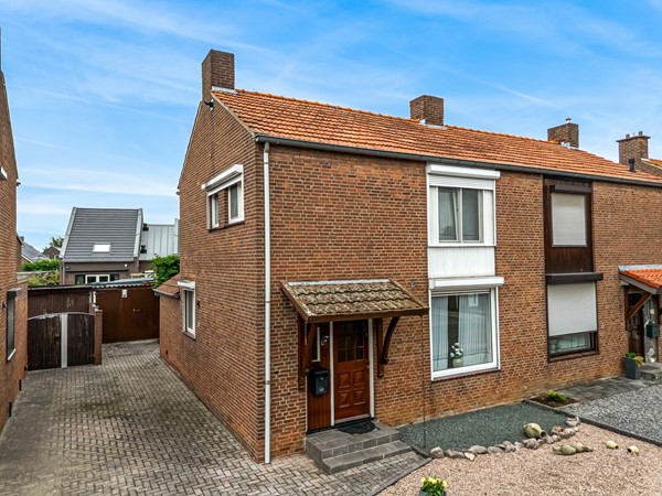 Te koop: LEUKE HALF VRIJSTAANDE WONING MET TUIN EN EENVOUDIGE GARAGE. WONING DIENT GEMODERNISEERD TE WORDEN.