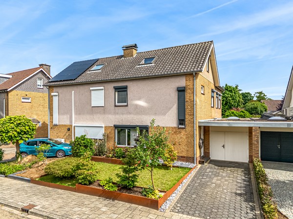 Te koop: ROYALE (UITGEBOUWDE) TWEE-ONDER-EEN KAPWONING MET MOOIE TUIN EN INPANDIG BEREIKBARE GARAGE.