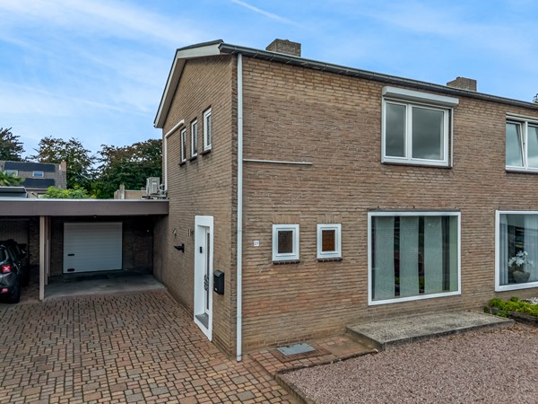 Te koop: OP EEN GOEDE LOCATIE GELEGEN HALF VRIJSTAANDE WONING MET GROTE TUIN, OPRIT EN GARAGE.