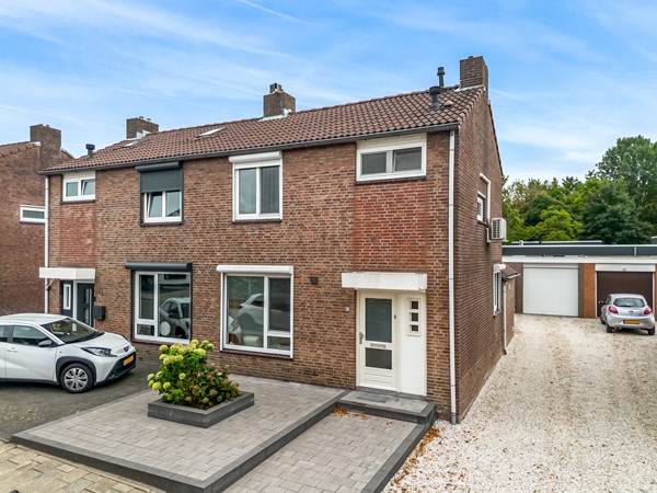 Onder bod: INSTAPKLARE HALF VRIJSTAANDE WONING MET TUIN, OPRIT EN GROTE GARAGE.