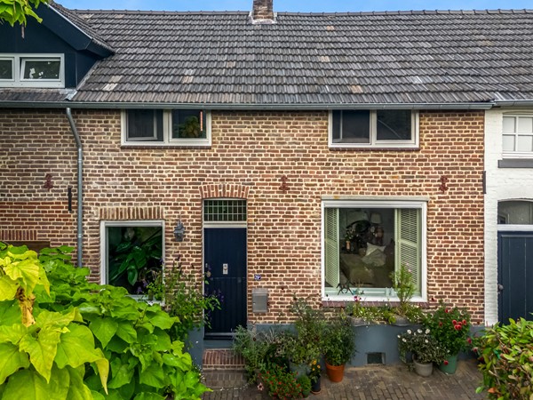 Te koop: KARAKTERISTIEKE TUSSENWONING IN DE GELIEFDE OUDE KERN VAN ELSLOO.
