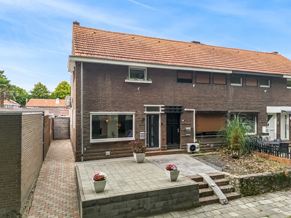 Onder bod: INSTAPKLARE HOEKWONING MET DIEPE TUIN, BERGING EN ZWEMBAD. RUSTIGE LOCATIE!