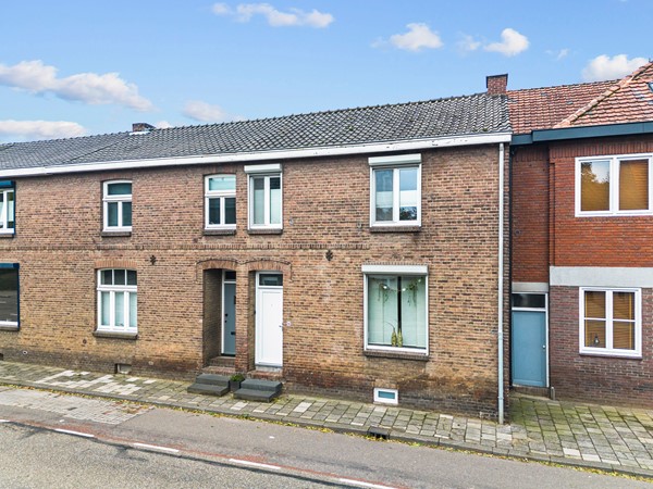 Te koop: Sfeervolle en instapklare tussenwoning met garage achterom.