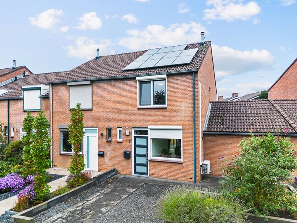 Te koop: OP GELIEFDE LOCATIE INSTAPKLARE HALF VRIJSTAANDE (MET GARAGE GESCHAKELDE) WONING MET GARAGE EN TUIN.