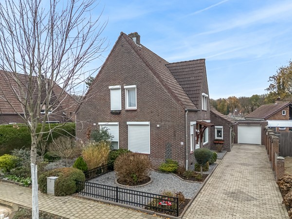 Te koop: Sfeervolle, half vrijstaande woning met oprit, garage en diepe tuin! 