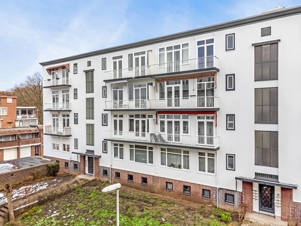 Verkocht onder voorbehoud: MODERN, PORTIEK APPARTEMENT MET 2 BALKONS EN KELDERBERGING OP GOEDE LOCATIE NABIJ HET CENTRUM EN MET VRIJ UITZICHT.