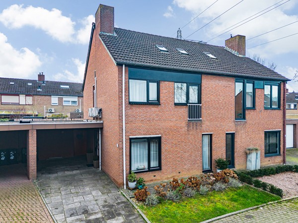 Te koop: Moderne twee-onder-één kapwoning op geliefde locatie met omsloten tuin met overdekt terras, carport en grote stalling/berging.