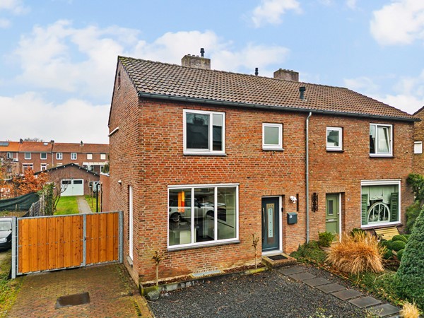 Te koop: RIANTE HALF VRIJSTAANDE, VOLLEDIG VERBOUWDE WONING MET FRAAIE AANBOUW, ROYAAL PERCEEL EN GEMETSELDE GROTE GARAGE IN DE TUIN.