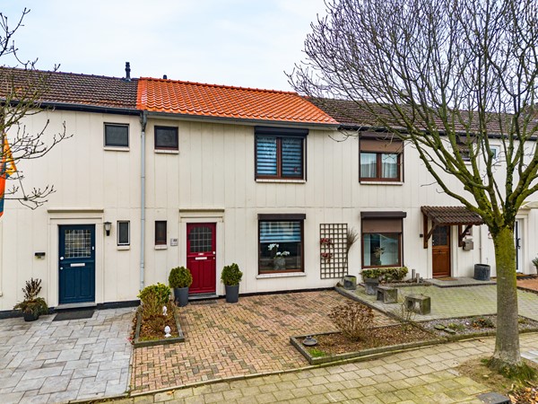 Te koop: LEUKE TUSSENWONING MET TUIN, BERGING EN ACHTEROM.