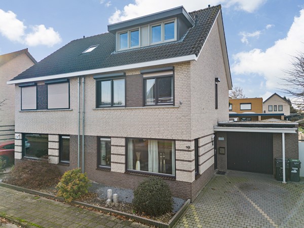 Te koop: MODERNE TWEE-ONDER-EEN KAPWONING MET TUIN, GARAGE EN OPRIT IN GELIEFDE EN JONGE WOONWIJK.