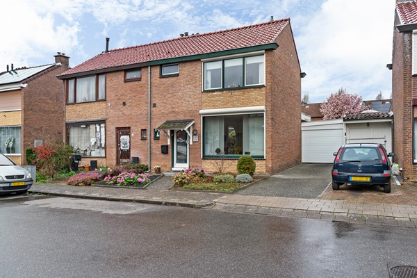 Te koop: Leuke twee-onder-een kapwoning met oprit, carport en garage.