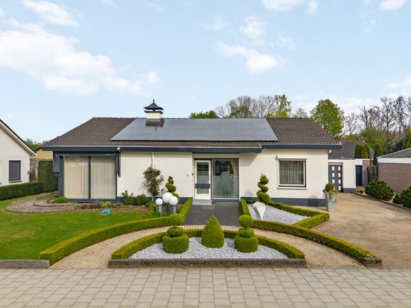 Te koop: OP GELIEFDE LOCATIE GELEGEN VRIJSTAANDE BUNGALOW MET 2 SLAAPKAMERS, OPRIT, GARAGE, HOBBYKAMER,TUIN EN ZOLDER!