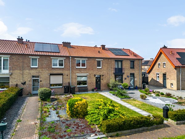 Te koop: LEUKE INSTAPKLARE TUSSENWONING OP FIJNE LOCATIE IN HET KERKDORPJE AMSTENRADE