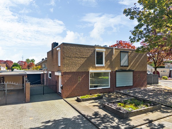 Te koop: Twee-onder-een kapwoning, nagenoeg geheel gerenoveerd, met garage tuin op rustige locatie, deels nog naar eigen wens af te maken.