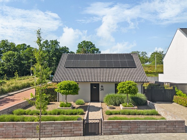 Te koop: INSTAPKLARE SEMI-BUNGALOW MET GARAGE, OPRIT EN TUIN.