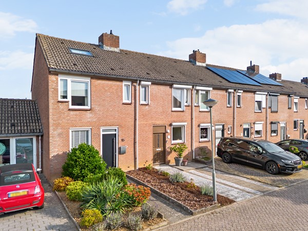 Te koop: EEN PLAATJE, INSTAPKLARE WONING MET AANBOUW, OPRIT EN TUINKAMER OP DE BEGANE GROND!