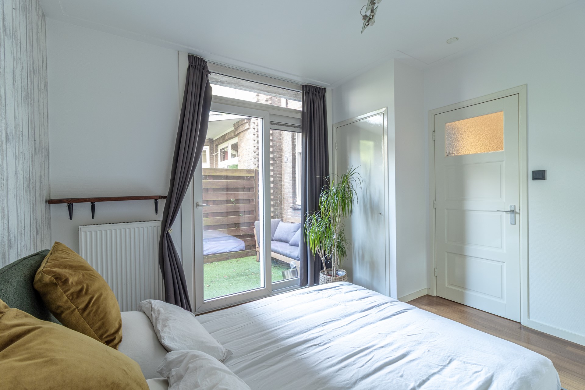 Appartement te huur: Helmholtzstraat 1, Amsterdam