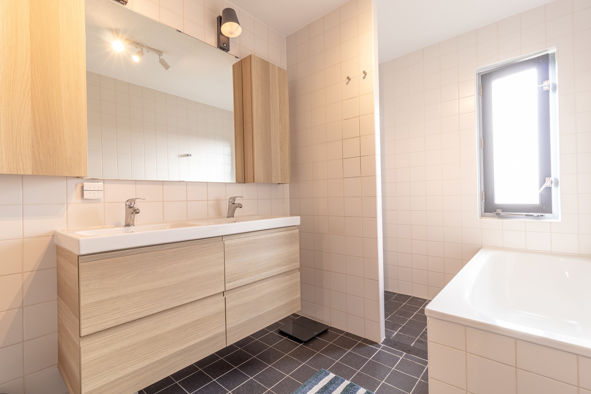 Tussenwoning te huur: Zwanebloemlaan 312, Amsterdam