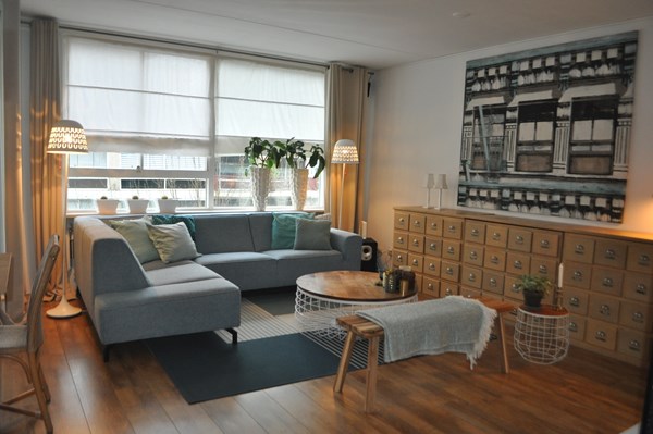 For rent: Dit appartement is zeer sfeervol ingericht en af!
Geweldige locatie gelegen in het bruisende deel van de stad. For rent: Dit appartement is zeer sfeervol ingericht en af!
Geweldige locatie gelegen in het bruisende deel van de stad.