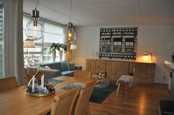 For rent: Dit appartement is zeer sfeervol ingericht en af!
Geweldige locatie gelegen in het bruisende deel van de stad. For rent: Dit appartement is zeer sfeervol ingericht en af!
Geweldige locatie gelegen in het bruisende deel van de stad.