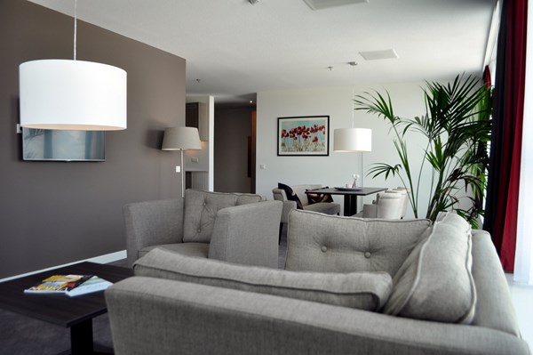 For rent: Zeer sfeervolle Kamers en Suites met grandioos uitzicht over het vliegveld en de skyline van Rotterdam! For rent: Zeer sfeervolle Kamers en Suites met grandioos uitzicht over het vliegveld en de skyline van Rotterdam!