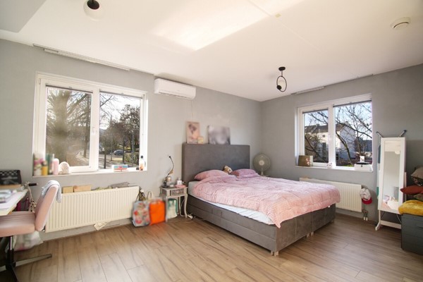 Foto - Te koop: Deze goed onderhouden hoekwoning uit 2005 overtuigt met een doordachte indeling, moderne voorzieningen en een onderhoudsvriendelijke buitenruimte in Vaals