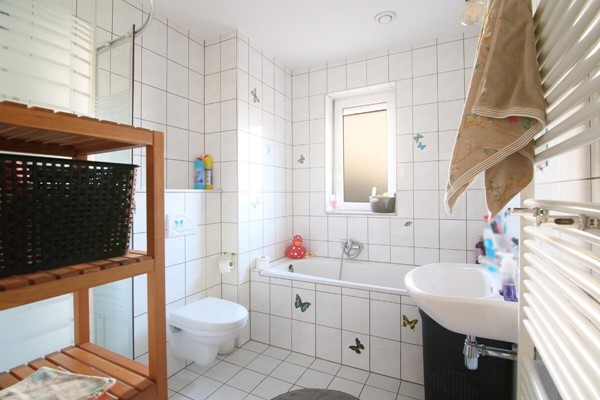 Foto - Te koop: Deze goed onderhouden hoekwoning uit 2005 overtuigt met een doordachte indeling, moderne voorzieningen en een onderhoudsvriendelijke buitenruimte in Vaals