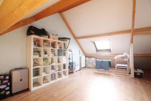 Foto - Te koop: Deze goed onderhouden hoekwoning uit 2005 overtuigt met een doordachte indeling, moderne voorzieningen en een onderhoudsvriendelijke buitenruimte in Vaals