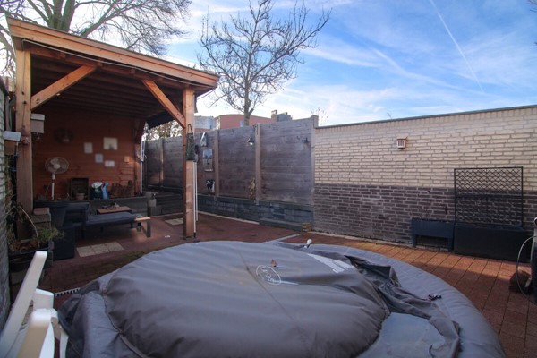 Foto - Te koop: Deze goed onderhouden hoekwoning uit 2005 overtuigt met een doordachte indeling, moderne voorzieningen en een onderhoudsvriendelijke buitenruimte in Vaals