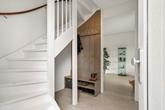 Lang de erven 208-33 hal trap.jpg