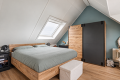 Opgeruimde Scandinavische zolderkamer.png