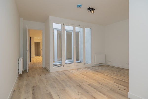 Te huur: Luxe kamer met gedeelde keuken, privé badkamer en toilet.
