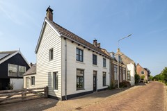 Te koop: Vrijstaande dijkwoning met 171 m² woonruimte, overdekte binnen-buitenkamer en royale master met walk-in closet. Recent in prijs aangepast.