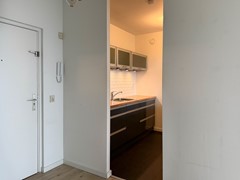 5 voordeur en inkijk keuken.jpg