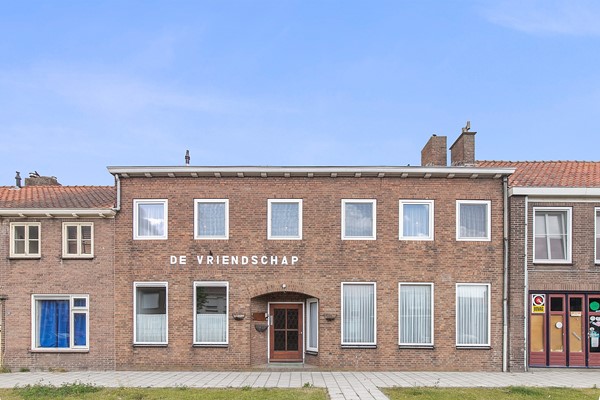 Woonhuis met 203 m2 zaalruimte.