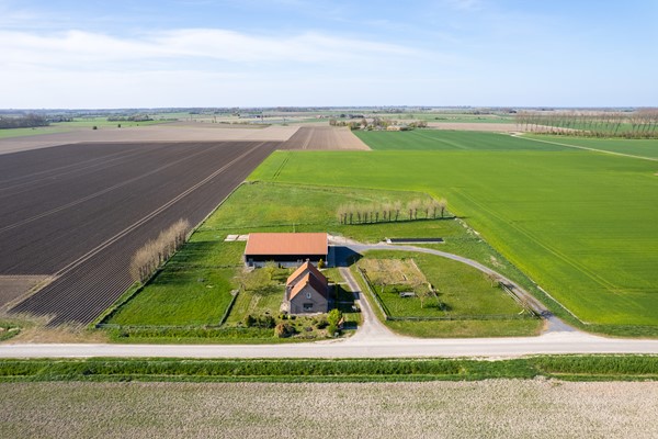 Vrijstaande woning met schuur op ruim 14.000 m2 eigen grond.