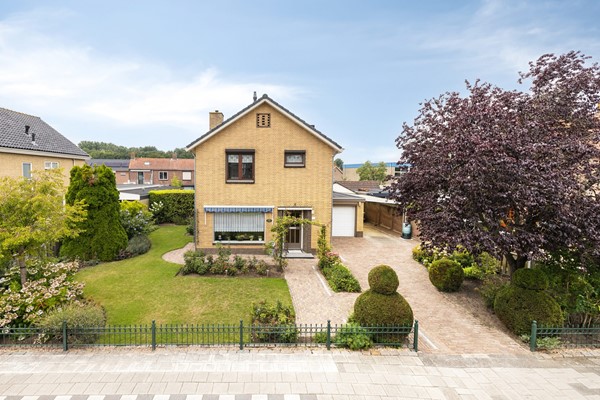 Te koop: vrijstaand wonen, met oprit, garage en carport!