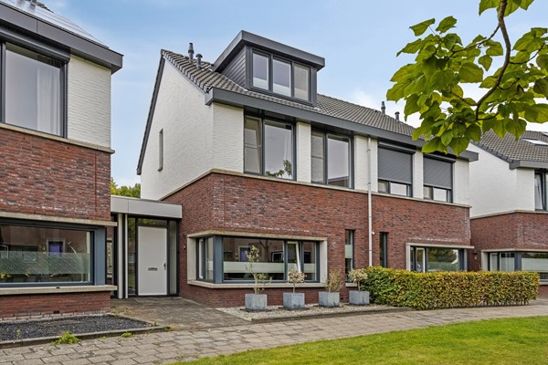 Te koop: Royale geschakelde twee- onder -een kapwoning!
