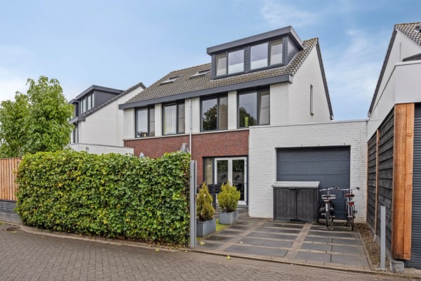 Foto - Te koop: Royale geschakelde twee- onder -een kapwoning!