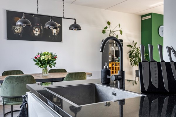 Foto - Te koop: Royale geschakelde twee- onder -een kapwoning!