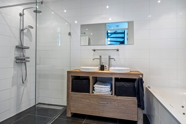 Foto - Te koop: Royale geschakelde twee- onder -een kapwoning!